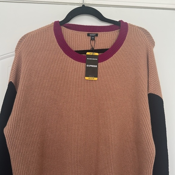 NWT Express Women's Relaxed Sweater Tan/Black/Fuchsia Sz M - Picture 3 of 8